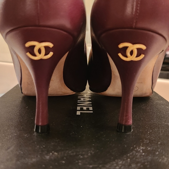 Authentic Chanel Burgundy/Black Leather And Satin Cap Pointed Toe Pumps 37 - Picture 5 of 7